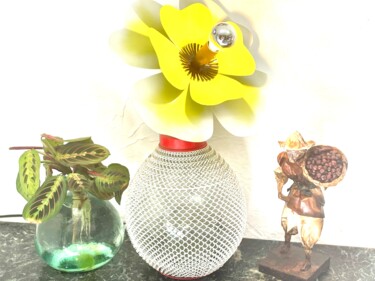 Lampe fleur pavot jaune et blanc bonbonne grillagée Design intitulée "Lampe fleur pavot j…" par Joel Carpentier (Ambiance d'Antan), Œuvre d'art originale, Luminaire