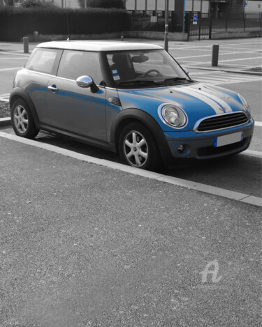 Selective blue Mini ONE and blue sign Fotografie getiteld "Selective blue Mini…" door Cédric Hajiji, Origineel Kunstwerk, Gemanipuleerde fotografie