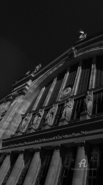 Photographie intitulée "Façade de gare" par Michel Babkine, Œuvre d'art originale, Photographie numérique