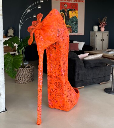 Sculpture titled "Chaussure a noeud o…" by Elisabeth D'Equainville, Original Artwork, Resin