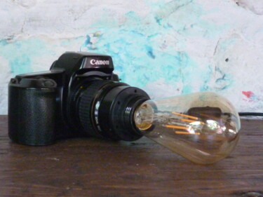 CANON EOS 1000 F Design intitulée "CANON EOS 1000 F" par Leferailleur02, Œuvre d'art originale, Luminaire