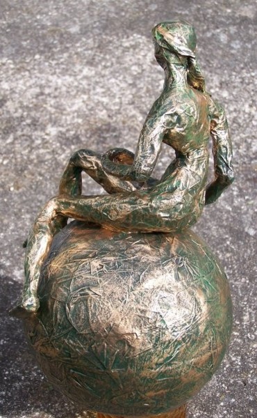 Sculpture intitulée "une vraie fille!" par Anne-Frédérique Ferret, Œuvre d'art originale, Papier