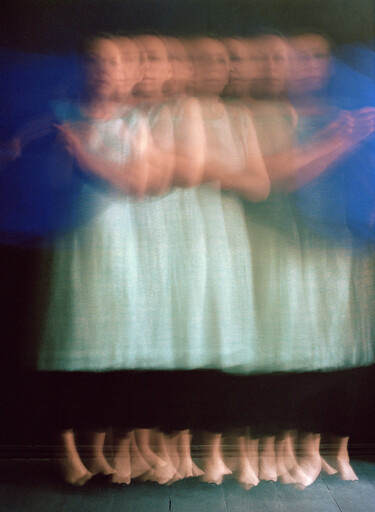 Photographie intitulée "A look from the oth…" par Tania Serket, Œuvre d'art originale, Photographie argentique