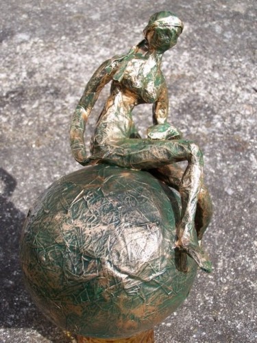 Sculpture intitulée "une vraie fille!…" par Anne-Frédérique Ferret, Œuvre d'art originale, Papier