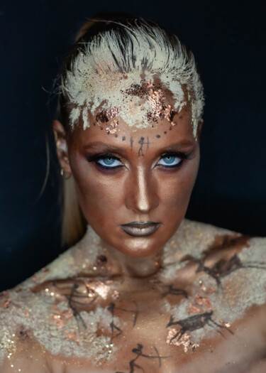 「Creative makeup in…」というタイトルの写真撮影 Faces Studioによって, オリジナルのアートワーク, デジタル