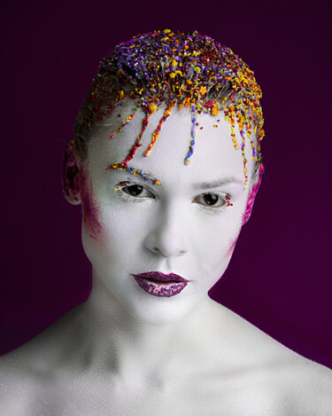 Portrait of a girl with a beaded hairstyle Photographie intitulée "Portrait of a girl…" par Faces Studio, Œuvre d'art originale, Photographie numérique