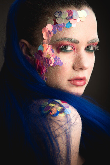 Portrait of a girl with colorful sequins makeup Photographie intitulée "Portrait of a girl…" par Faces Studio, Œuvre d'art originale, Photographie numérique