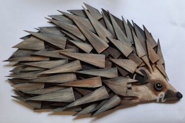 Collages titled "Hérisson en bois" by Marina Argentini, Original Artwork, Collages Mounted on Wood Panel