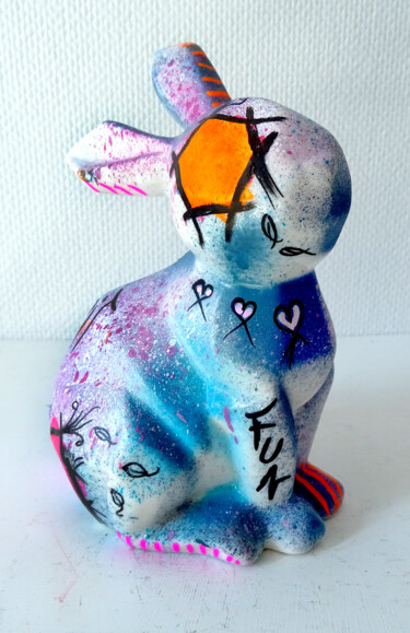 Sculpture animale lapin pop art fluo graffiti unique 제목이 "Sculpture animale l…"인 조형물 Pvettese로, 원작, 페인트 스프레이