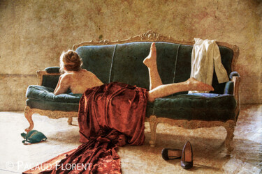 Photographie intitulée "Femme au Sofa n°8" par Florent Pacaud, Œuvre d'art originale, Photographie manipulée