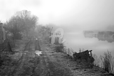 Brumes sur le canal de Lunel Photographie intitulée "Brumes sur le canal…" par Artenseo, Œuvre d'art originale, Photographie numérique
