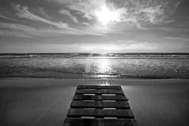 Plage de Méditerranée - noir et blanc Photographie intitulée "Plage de Méditerran…" par Artenseo, Œuvre d'art originale, Photographie numérique