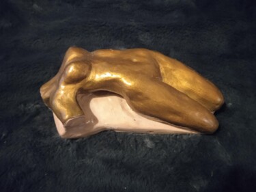 Sculpture titled "La femme en Or" by Valérie Fistarol, Original Artwork, Clay