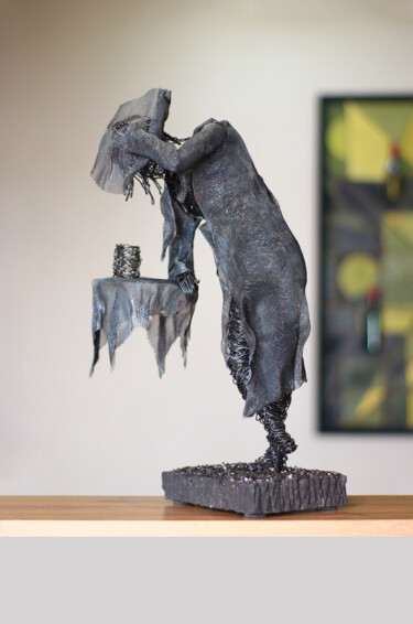 Thinking in a tavern (45x24x18cm 2.7kg iron, tufa) 雕塑 标题为“Thinking in a taver…” 由Karen Axikyan, 原创艺术品, 金属