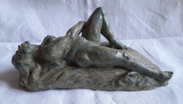 Sculptuur getiteld "NUDO DISTESO" door Ruggero Zamponi, Origineel Kunstwerk, Terra cotta