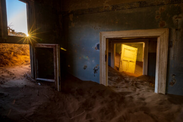 Photography titled "Par la fenêtre" by Mathieu Pujol, Original Artwork, Digital Photography Mounted on Aluminium