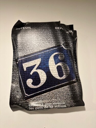 제목이 "36 QUAI DES ORFEVRES"인 조형물 Eddy Breda (Crim In Art)로, 원작, 돌