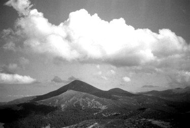 mountains in the clouds, clouds in the mountains Fotografie getiteld "mountains in the cl…" door Magda Durda, Origineel Kunstwerk, Niet gemanipuleerde fotografie