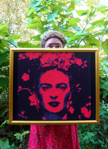 제목이 "Frida"인 섬유 예술 Crochet Du Droit로, 원작, 실 목재 패널에 장착됨