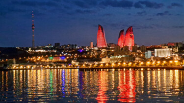 Baku by night, view of the Flame Towers, Azerbaijan 제목이 "Baku by night, view…"인 사진 Emaga Travels ✈️ By Emaga.Art 🎨로, 원작, 디지털
