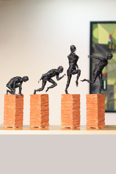 From start to finish 30x10x8cm (1 sculpture's size) Sculptuur getiteld "From start to finis…" door Karen Axikyan, Origineel Kunstwerk, Metalen