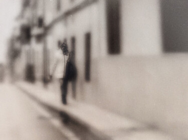 Photography titled "Señora por la acera…" by José Antonio Muñoz, Original Artwork, Digital Photography