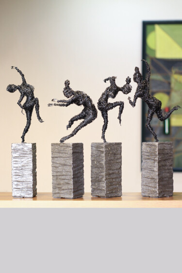 Poses 32x10x9cm 4.7kg Iron, Tufa (1 sculpture's size) 雕塑 标题为“Poses 32x10x9cm 4.7…” 由Karen Axikyan, 原创艺术品, 金属