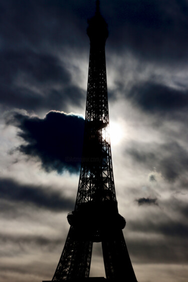 Paris Tour Eiffel dans les nuages Photographie intitulée "Paris Tour Eiffel d…" par Pierre-Yves Rospabé, Œuvre d'art originale, Photographie non manipulée