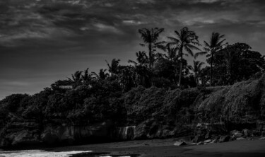 Cliff at Black Sand Beach Photographie intitulée "Cliff at Black Sand…" par Emir Sergo, Œuvre d'art originale, Photographie non manipulée