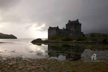 Eilean Donan Castle - near Dornie - Scotland 摄影 标题为“Eilean Donan Castle…” 由Scott Gregory Banner, 原创艺术品, 数码摄影