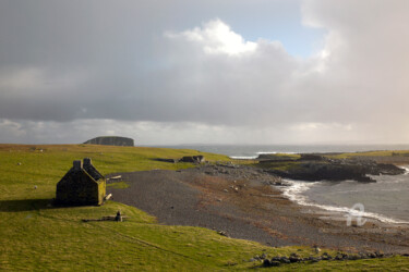 Stone cottage ruins - Eshaness - Scotland 摄影 标题为“Stone cottage ruins…” 由Scott Gregory Banner, 原创艺术品, 数码摄影