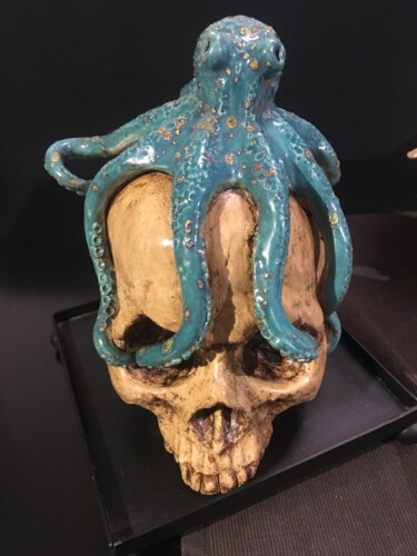 제목이 "Skull and octopus"인 조형물 Viviana Bellanza로, 원작, 도예
