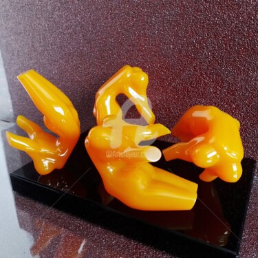 4YELLOW GYMNAST-GIRLS1 PLAYING ON BLACK PODIUM (C.1-4) 雕塑 标题为“4YELLOW GYMNAST-GIR…” 由Maas Tiir, 原创艺术品, 树脂