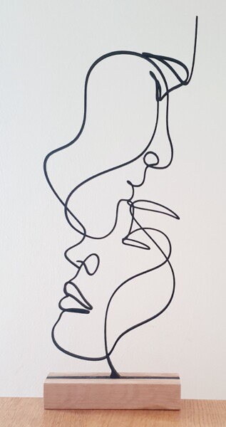Sculptuur getiteld "Le baiser sur le fr…" door Ludovic Latreille, Origineel Kunstwerk, Hout