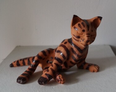 Sculpture intitulée "CHAT RAYE ROUGE" par Isabelle Zwang, Œuvre d'art originale, Céramique