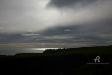 Dunnottar Castle and clouds - near Stonehaven - Scotland Photographie intitulée "Dunnottar Castle an…" par Scott Gregory Banner, Œuvre d'art originale, Photographie numérique