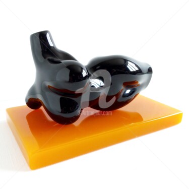 BLACK WOMAN2 PLAYING ON YELLOW PODIUM4 (C.1-4) 雕塑 标题为“BLACK WOMAN2 PLAYIN…” 由Maas Tiir, 原创艺术品, 树脂