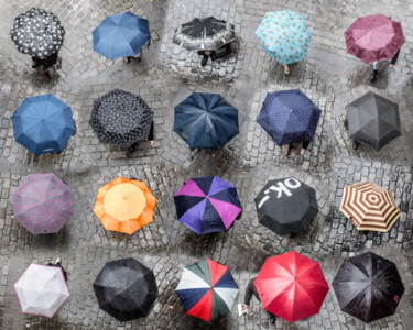 The World From Above - Umbrellas - Special Edition - 1/10 Fotografie getiteld "The World From Abov…" door Werner Roelandt, Origineel Kunstwerk, Digitale fotografie Gemonteerd op Alum…