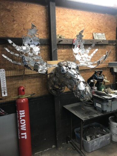 제목이 "Maple Leaf Moose."인 조형물 Fraser Paterson로, 원작, 금속 목재 패널에 장착됨