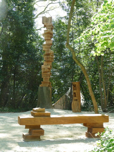 Pile de livres arbre mort de 7m de haut et banc