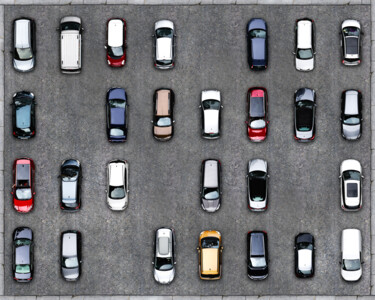 The World From Above - Enclosed Cars - Special Edition - 1/1 Fotografie getiteld "The World From Abov…" door Werner Roelandt, Origineel Kunstwerk, Digitale fotografie Gemonteerd op Alum…