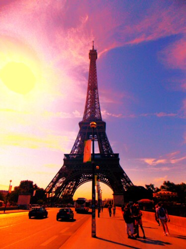 Eiffel Tower Enhanced 1 Photographie intitulée "Eiffel Tower Enhanc…" par Troy Wilson-Ripsom, Œuvre d'art originale, Photographie manipulée