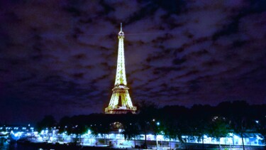 Eiffel Tower at Night 2 Photographie intitulée "Eiffel Tower at Nig…" par Troy Wilson-Ripsom, Œuvre d'art originale, Photographie manipulée
