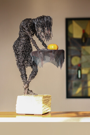 Girl with tangerine 39x21x14cm 2.9kg Iron, Travertine Sculpture intitulée "Girl with tangerine…" par Karen Axikyan, Œuvre d'art originale, Fil de fer Monté sur artwork_cat.
