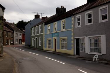 Road and stone cottages - Laugharne - Wales 摄影 标题为“Road and stone cott…” 由Scott Gregory Banner, 原创艺术品, 数码摄影