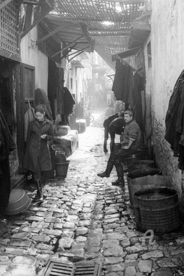 제목이 "People in an alley…"인 사진 Scott Gregory Banner로, 원작, 아날로그 사진