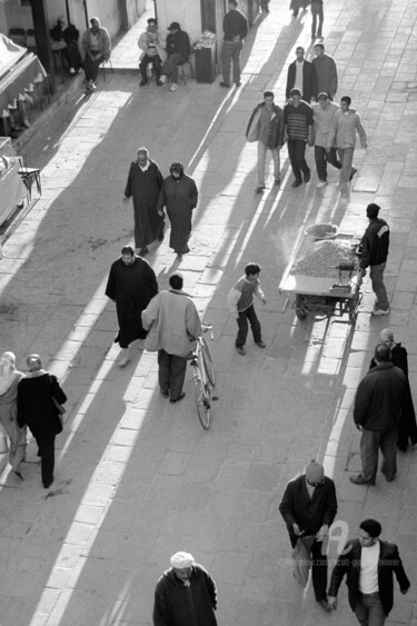 제목이 "People in a street…"인 사진 Scott Gregory Banner로, 원작, 아날로그 사진