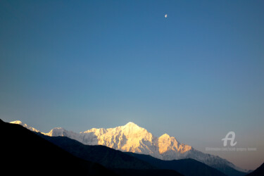 Nilgiri Himal and the moon - Himalayas - Nepal 摄影 标题为“Nilgiri Himal and t…” 由Scott Gregory Banner, 原创艺术品, 数码摄影