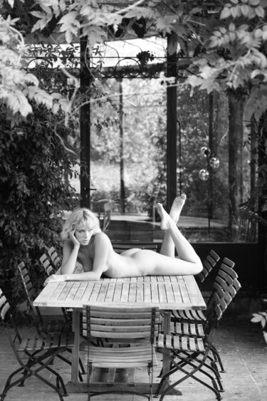 Photographie intitulée "Table for One" par Martin Wieland, Œuvre d'art originale, Photographie numérique Monté sur Aluminium