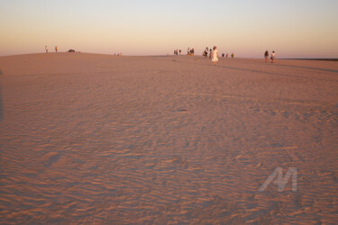 People on a sand dune - Lake Mungo – Australia 1 摄影 标题为“People on a sand du…” 由Scott Gregory Banner, 原创艺术品, 数码摄影